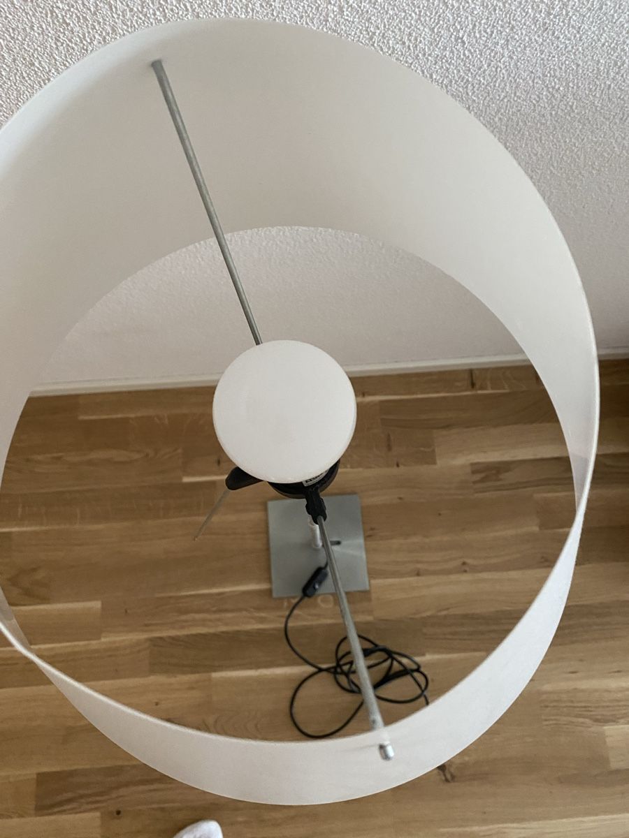 Lampade: Floor Lamp Constanza White Metal Base Used Condition – Usato da Zug venduto da lil_mj92 4