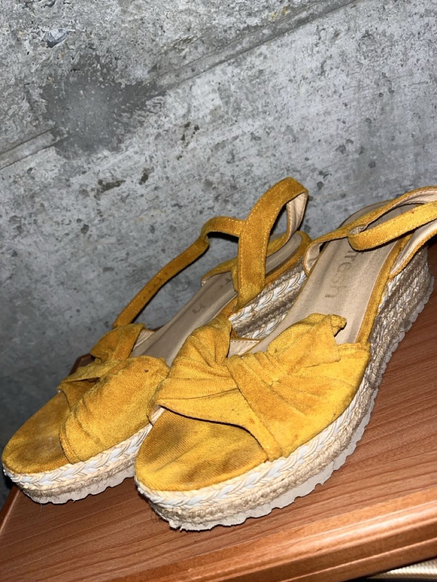 Tamaris Scarpe da donna: Sandalen Damenschuhe Grösse 41 gelb – Usato da Zuchwil venduto da fie_7bzm 1