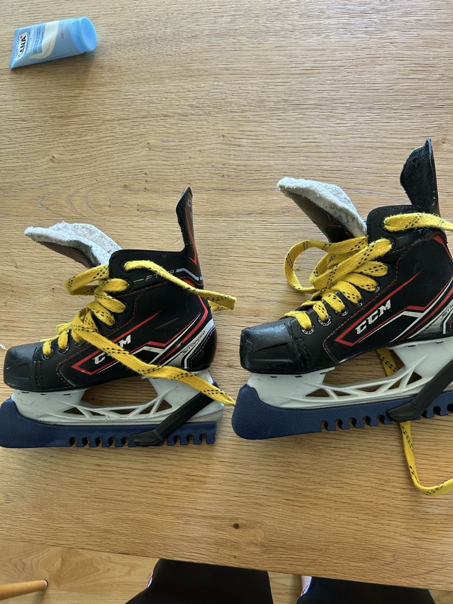 Ccm Pattini da ghiaccio: Eishockeyschlittschuhe CCM Grösse 32 – Usato da Muri b. Bern venduto da Eggbank