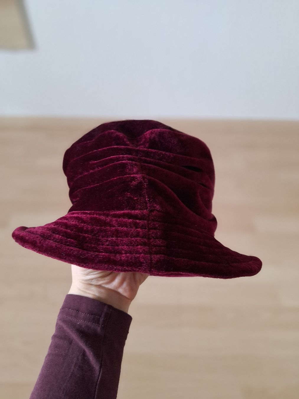 Copricapi, berretti & cappellini: Schicker Hut aus Samt mit Rosette – Usato da Schwerzenbach venduto da sen_st9m 1