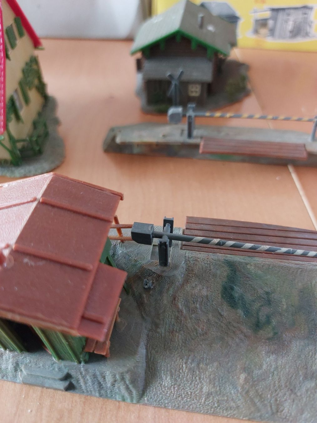 Faller Modelleisenbahnen: Faller Häuschen diverse / Bahnübergang – Gebraucht aus Winterberg ZH von Evaanna0 5
