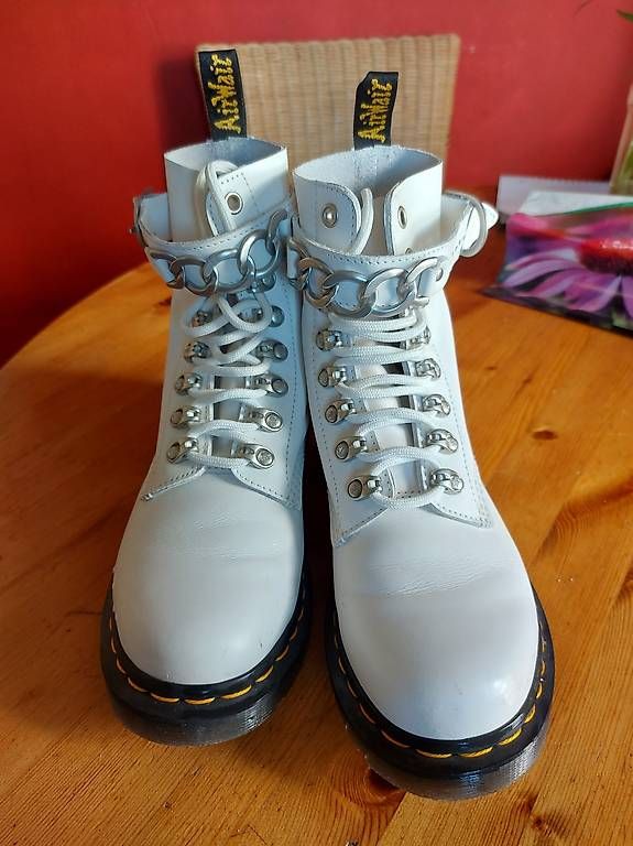 Scarpe da donna: Dr. Martens Boots Leder weiss – Usato da Wolfhalden venduto da Airport2