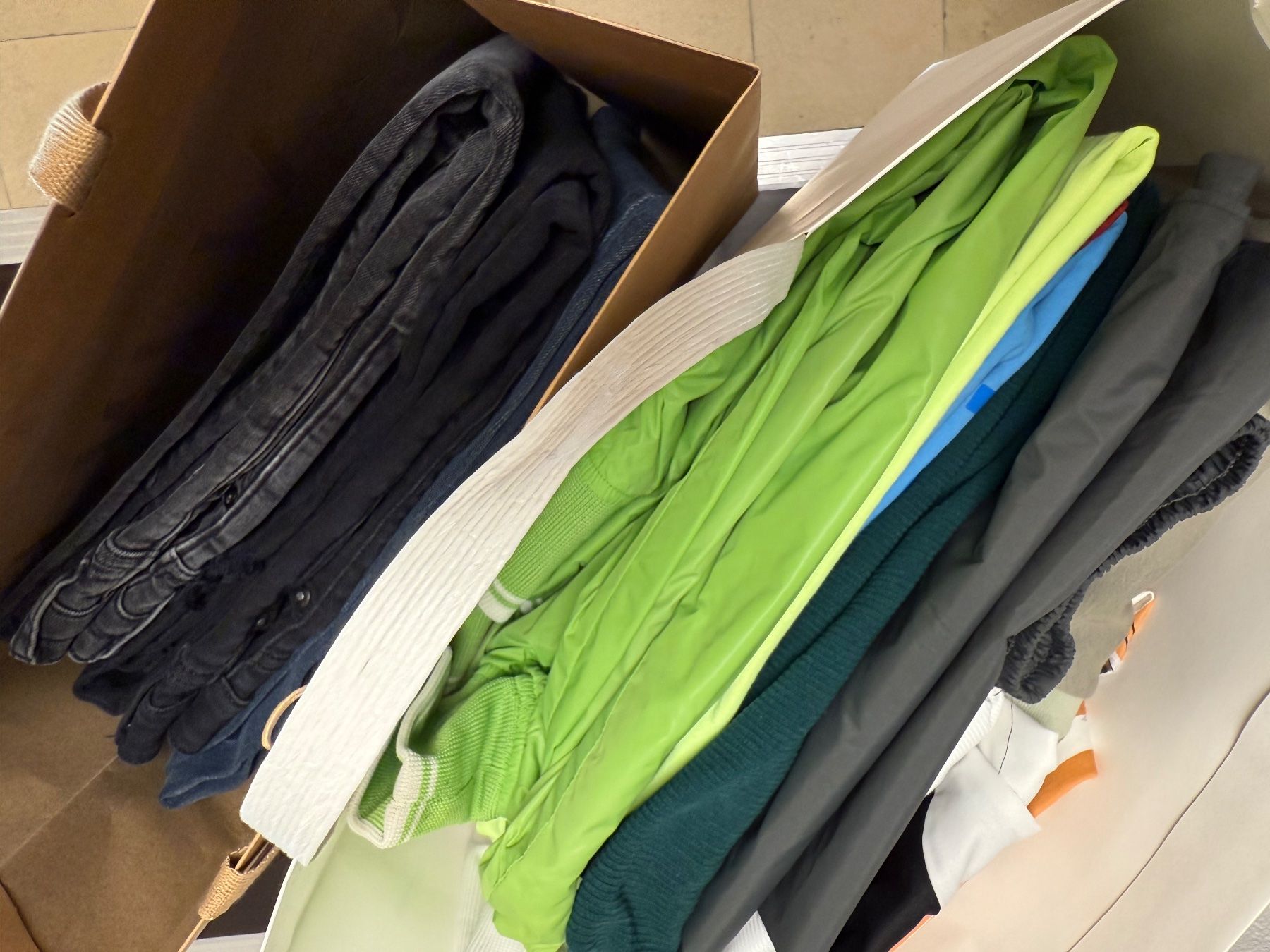 Ensembles coordonnés: Kleiderpaket Grösse M, 16-teilig – D'occasion à Triesen par mal_97wr 5