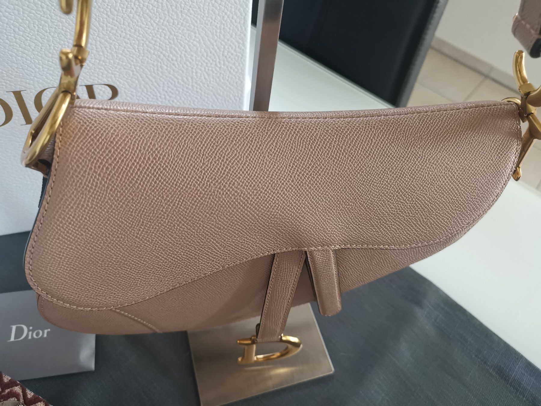 Dior Sacs femmes: Dior Saddle Bag medium mit Guitar Strap – D'occasion à Fehraltorf par freeform2020 7