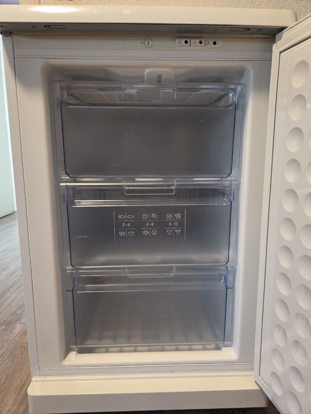 Bosch Congelatori: Bosch Gefrierschrank GSD11V21 | 80l | A+ – Usato da Rothenburg venduto da RaphiS549 1