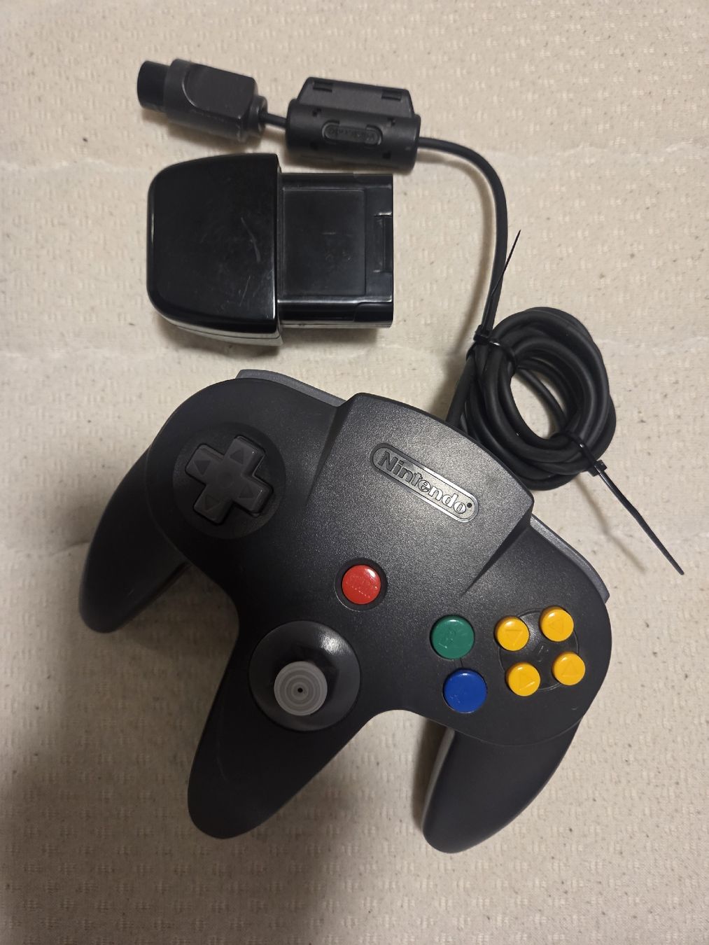 Manettes: 2 original Nintendo 64 Controller grau und schwarz  – D'occasion à Flawil par Hamdia12