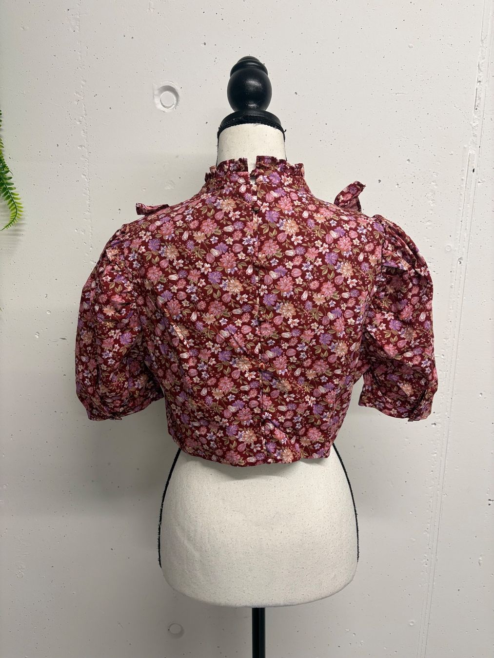 Camicette: Glamorous cropped Bluse Blumen Rüschen 40 bordeaux – Nuovo (secondo la descrizione) da Regensdorf venduto da secondchancefashion 4