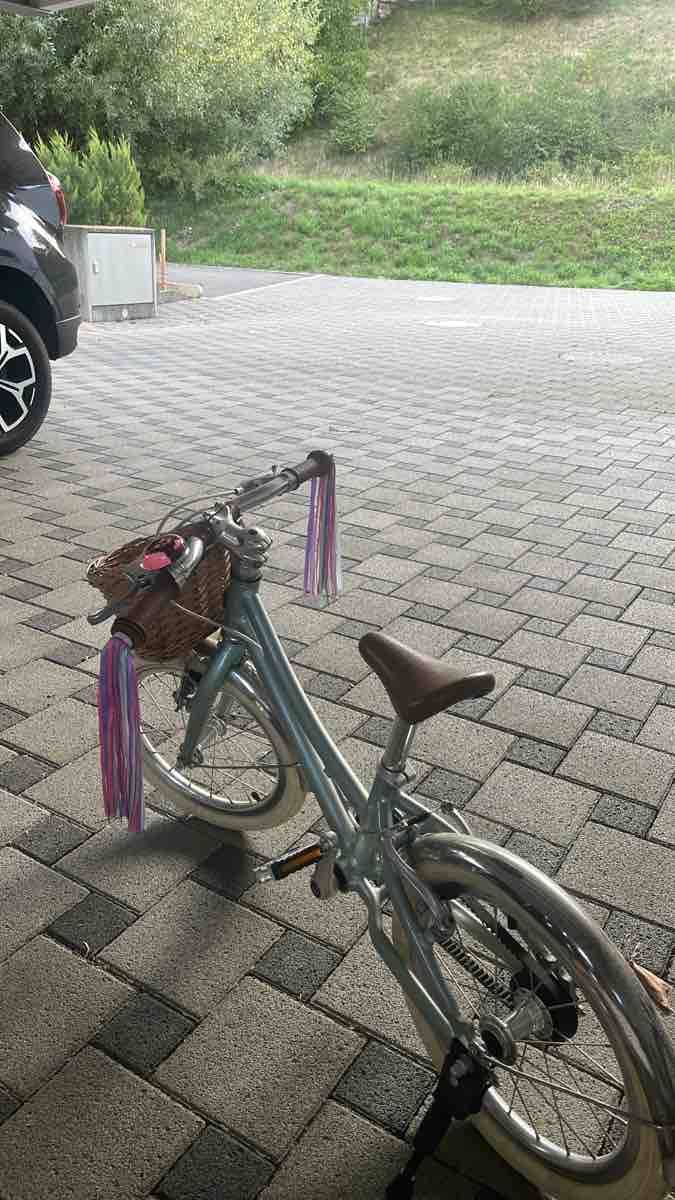 Velos: Kinderfahrrad hellblau mit Korb gebraucht – Gebraucht aus Sarmenstorf von Kusi841