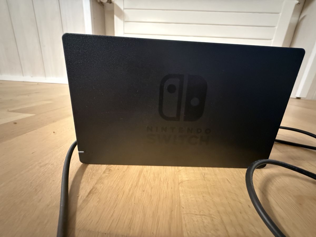 Nintendo Controller: Nintendo Switch Set: Dock, 2x Netzteil, Joy-Cons, Tasche – Gebraucht aus Hettiswil von jes_ss98 4