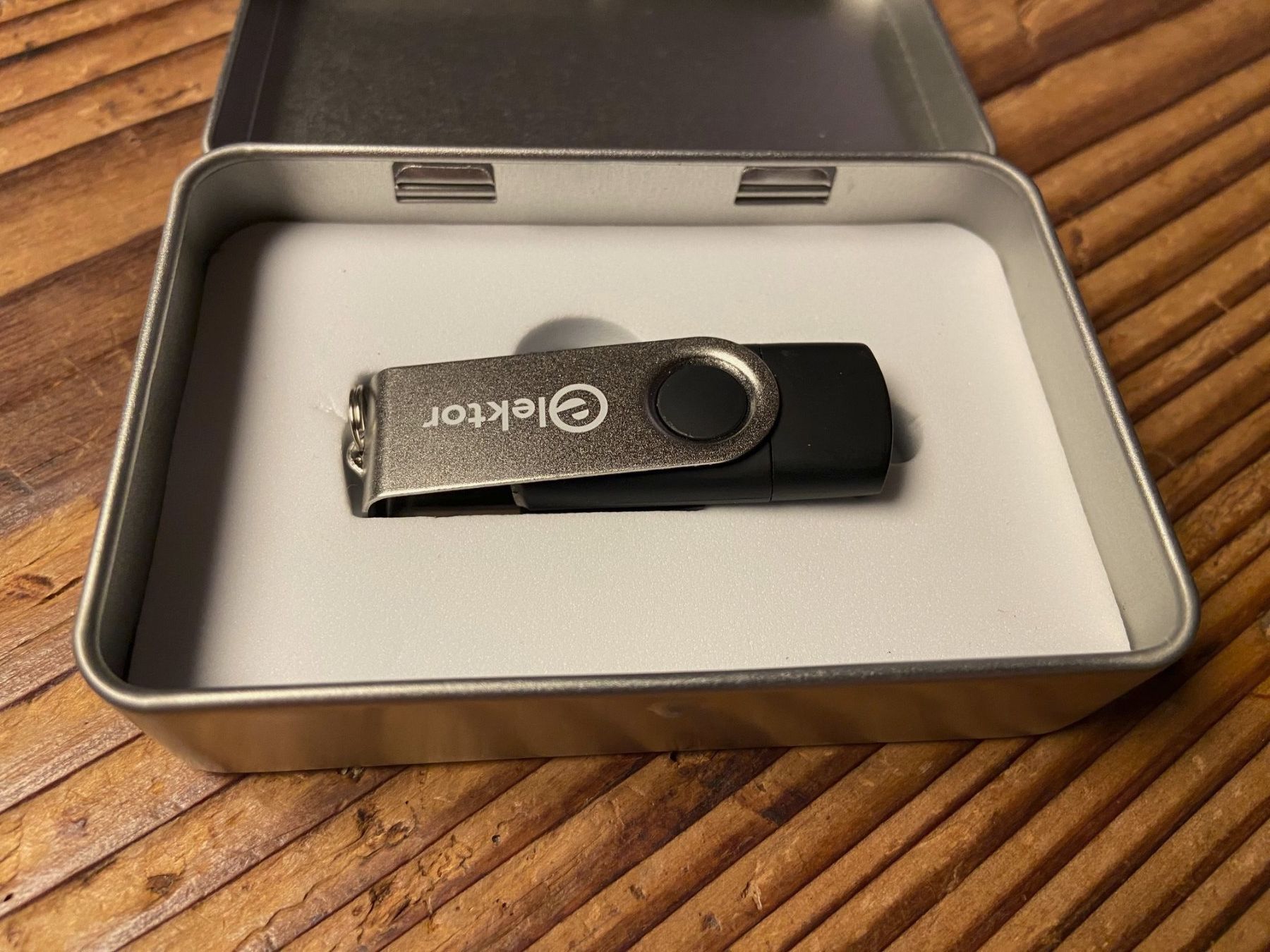 Chiavette USB: Elektor USB Stick , RF Schaltungssammlung – Usato da Langnau am Albis venduto da Danig0 1