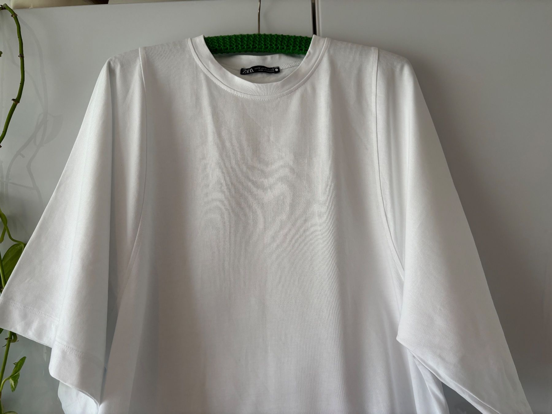 Zara T-Shirts: ZARA weisses Shirt mit Statement Ärmeln Gr. M – Gebraucht aus Zürich von missmodernage 2