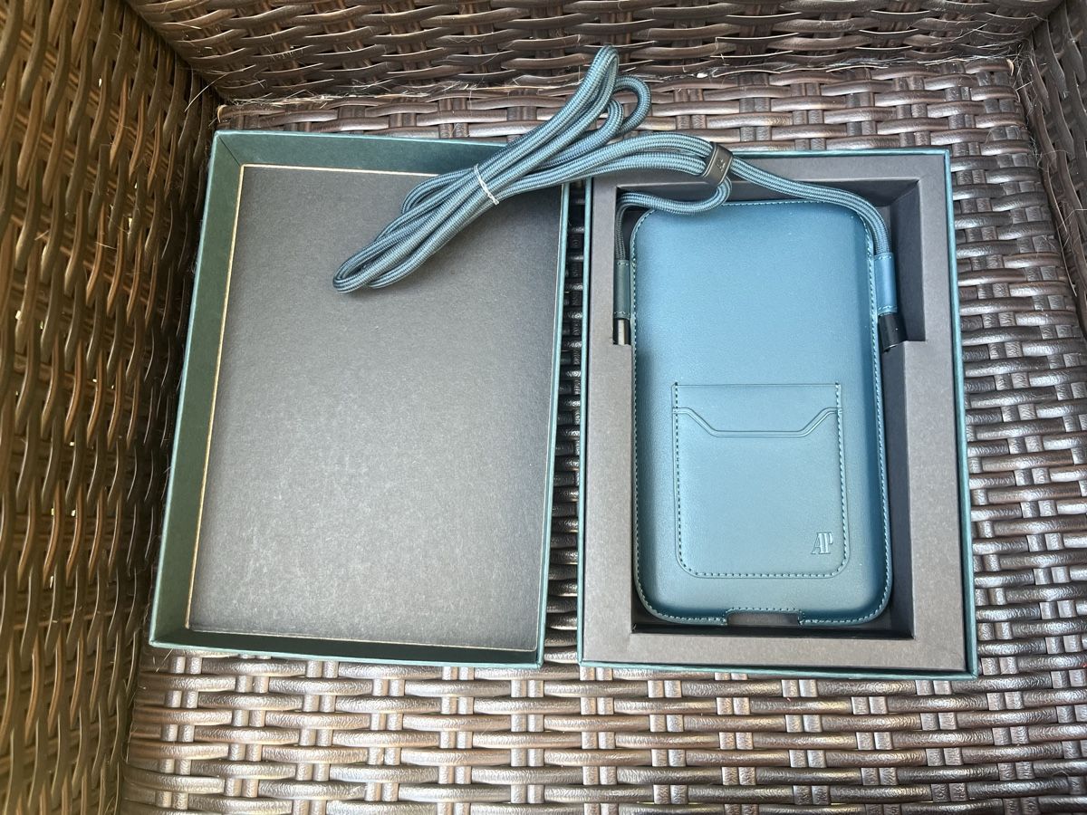 Audemars Piguet Montres: Porte document / téléphone Audemars Piguet  – Neuf (Voir description) à Genève par Beyond-Time-Geneve