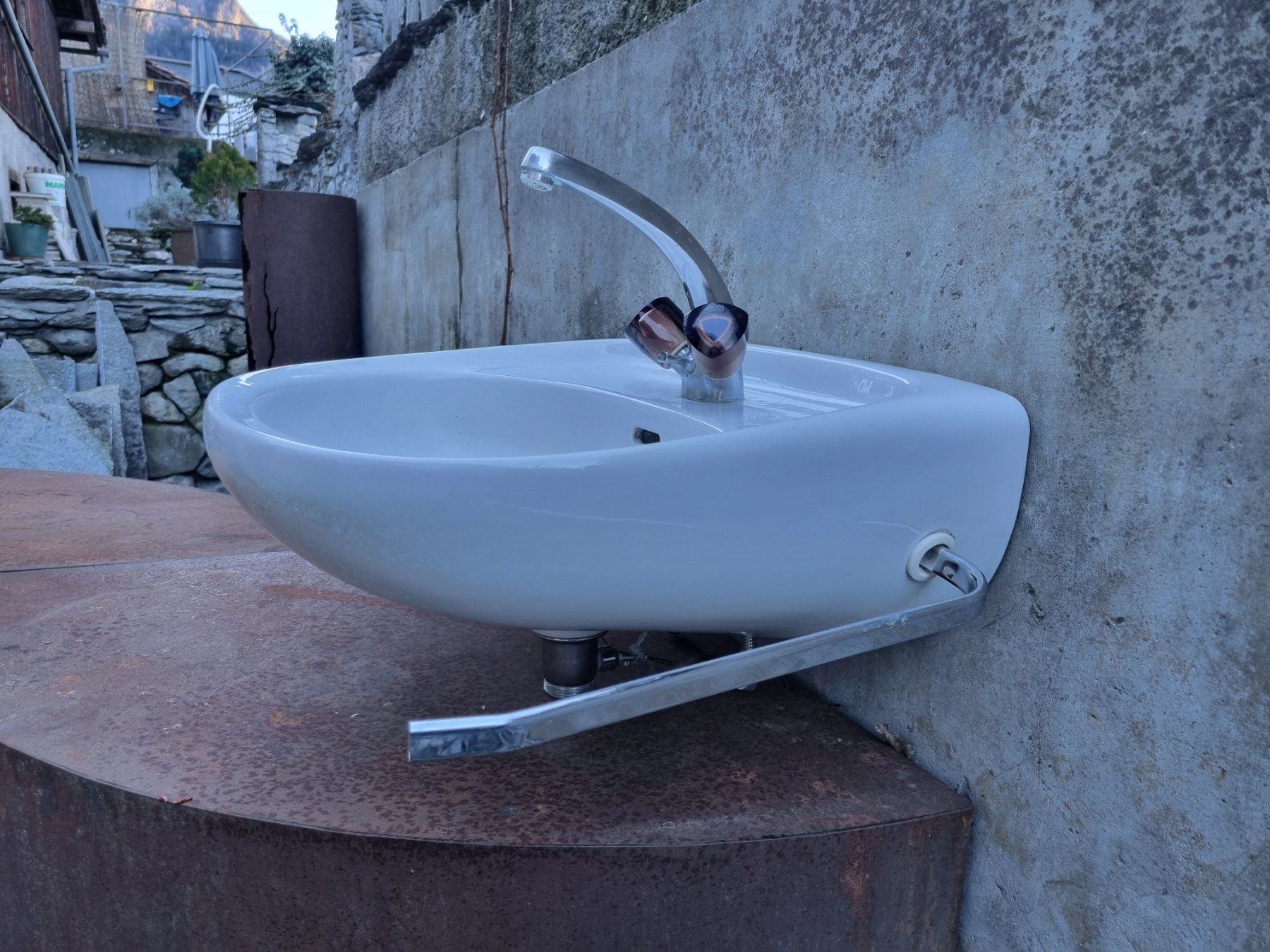 Laufen Spülbecken & Waschbecken: alter Laufen Waschtisch mit Armatur – Gebraucht aus Fürstenaubruck von PizBeverin2018 3