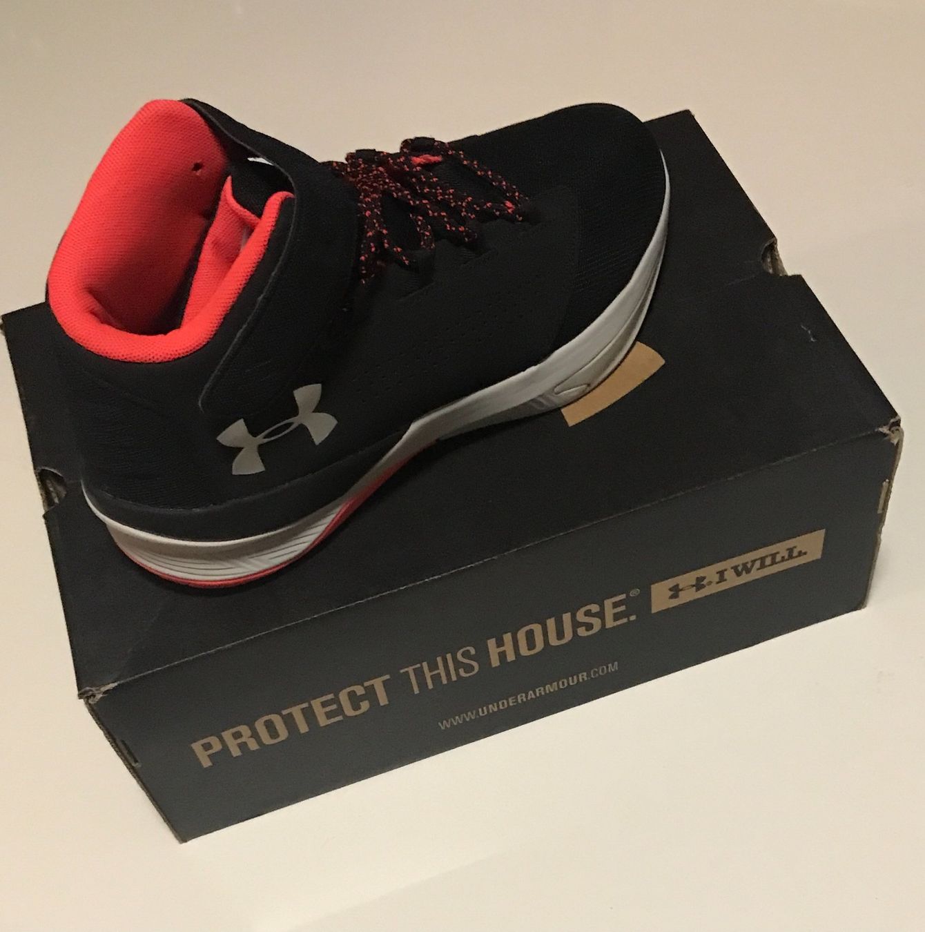 Scarpe da uomo: Schuhe Original Under Armour Gr 44 ; neu mit Karton – Nuovo e nell'imballaggio originale da luzern venduto da ARNI. 1