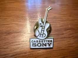 Anstecknadel Sony Cassettes Gitarre weiss gebraucht