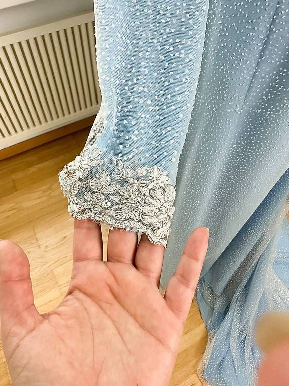 Kostüme: Elegantes hellblaues Kleid mit Schleppe – Gebraucht aus Zumikon von luthien1805 4