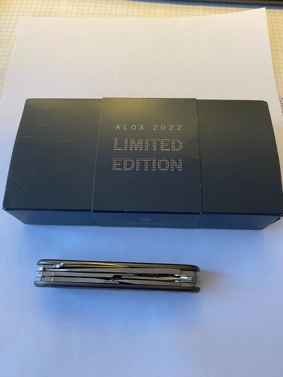 Victorinox Pioneer Alox – Coltellino Svizzero Multiuso Con Guance A Coste, 8 Funzioni, Lama Grande E Alesatore, Ideale Per Campeggio E Outdoor