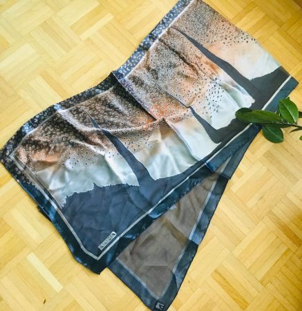 Merveilleux foulard en soie KRIZIA, neuf reçu en cadeau