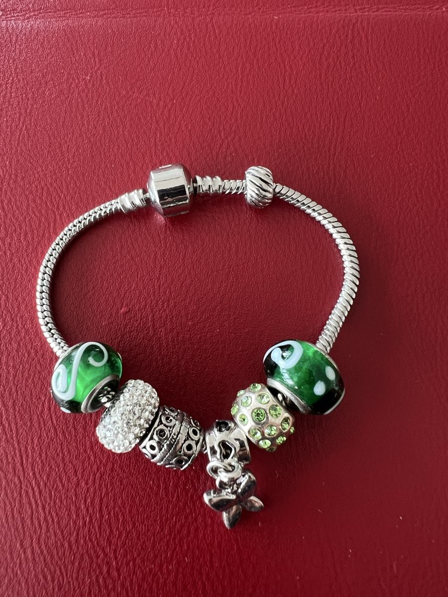 Armbänder & -reifen: Charms-Armband grün-silberfarben, ca. 18cm  – Gebraucht aus Wolfwil von Poulet60