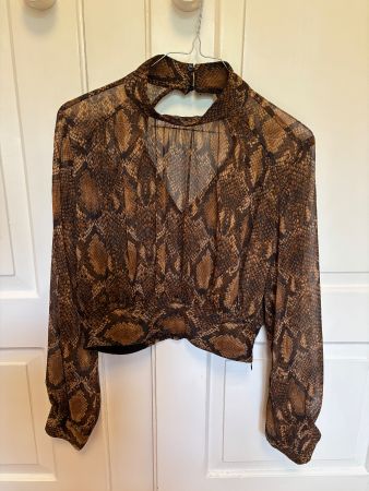 Trendy Oberteil mit Schlangenmuster - GR M