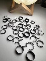 32 Stück Schwarze Ringe Brandneu! ungetragen
