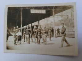 Alte kleine Fotografie Militär Brig Soldat Zugbahnhof R35