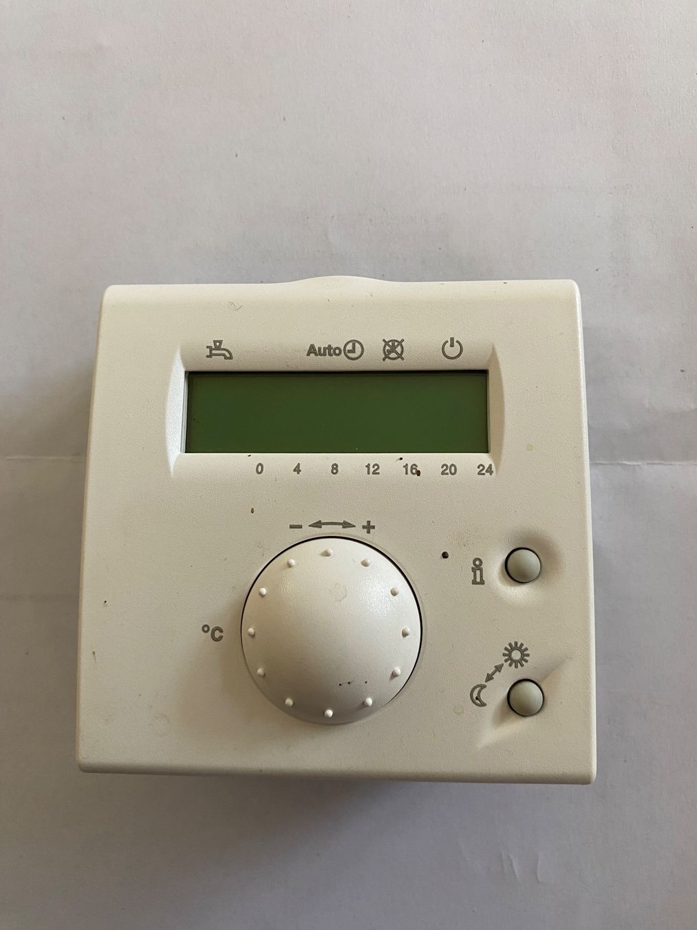 Radiateurs: Programmierbare Thermostat-Steuerung guter Zustand – D'occasion à Staffelbach par Ad71