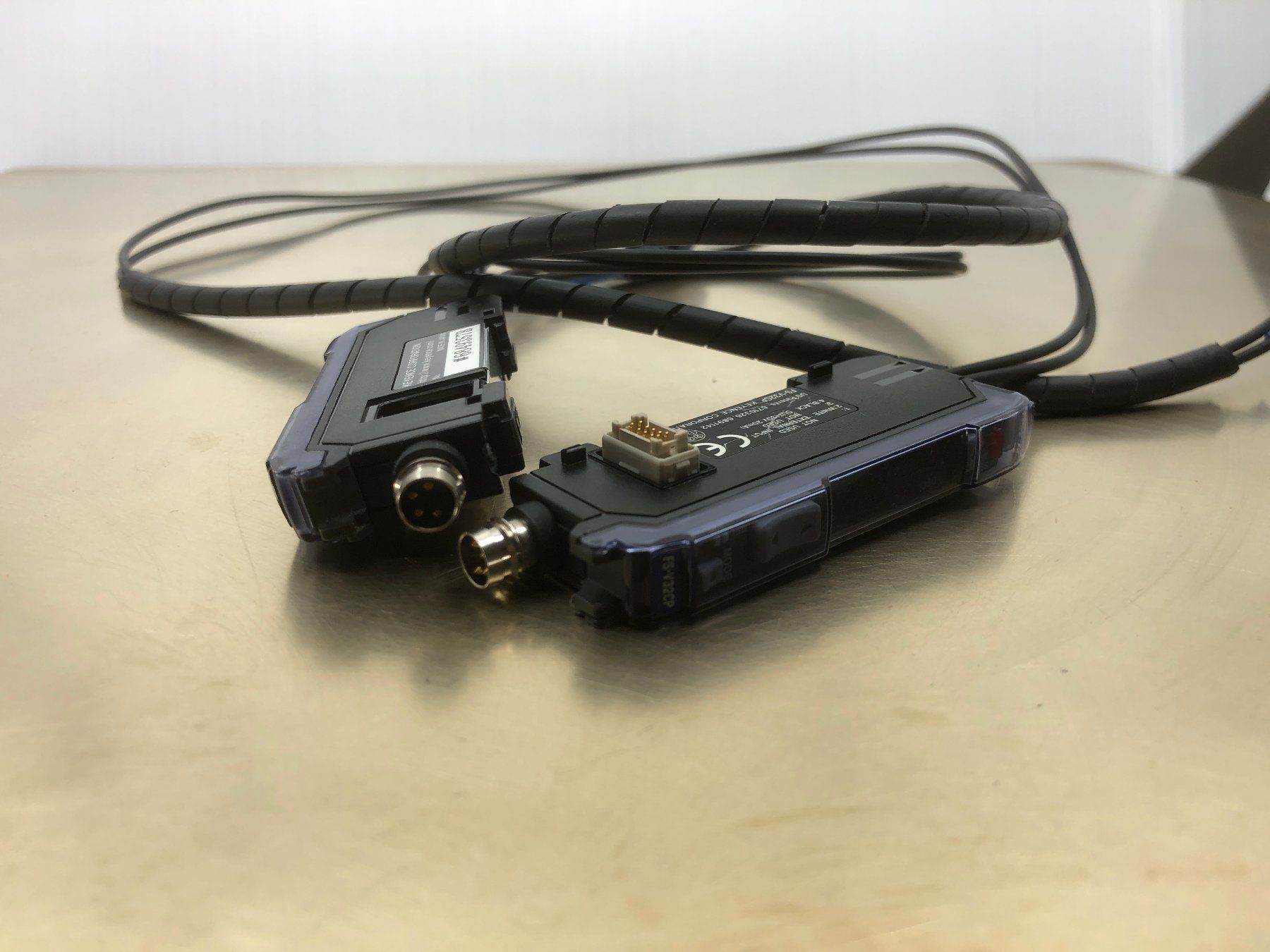 Componenti elettronici: Lichtleiter KEYENCE FS-V32CP & Keyence FU-11 – Usato da Laufenburg venduto da Sirluger