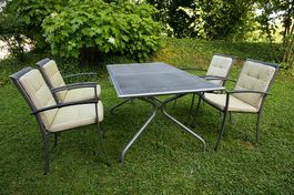 Gartentisch mit 4 Stapelsesseln