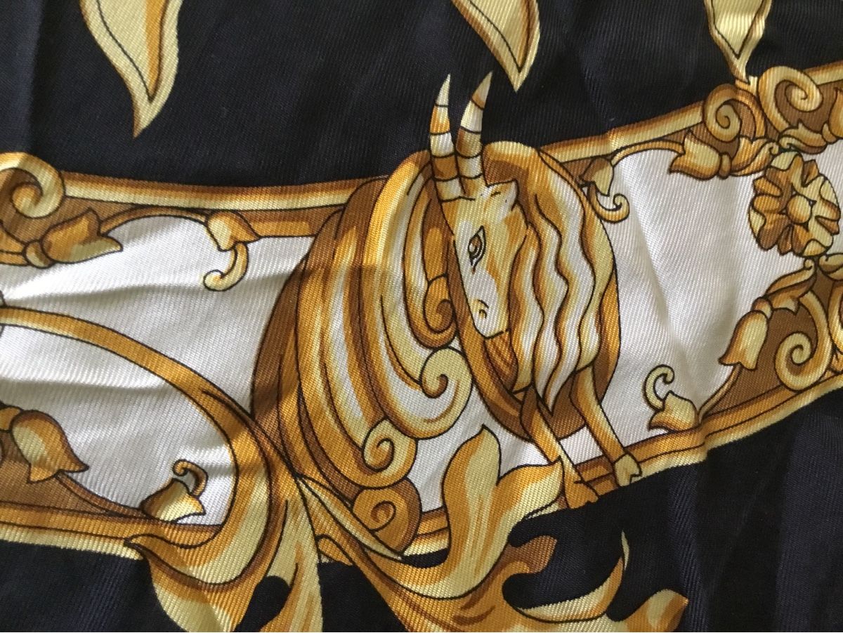 Foulard & Sciarpe: Schal mit Sternzeichen aus Seide – Usato da Schlieren venduto da Jeajet 4