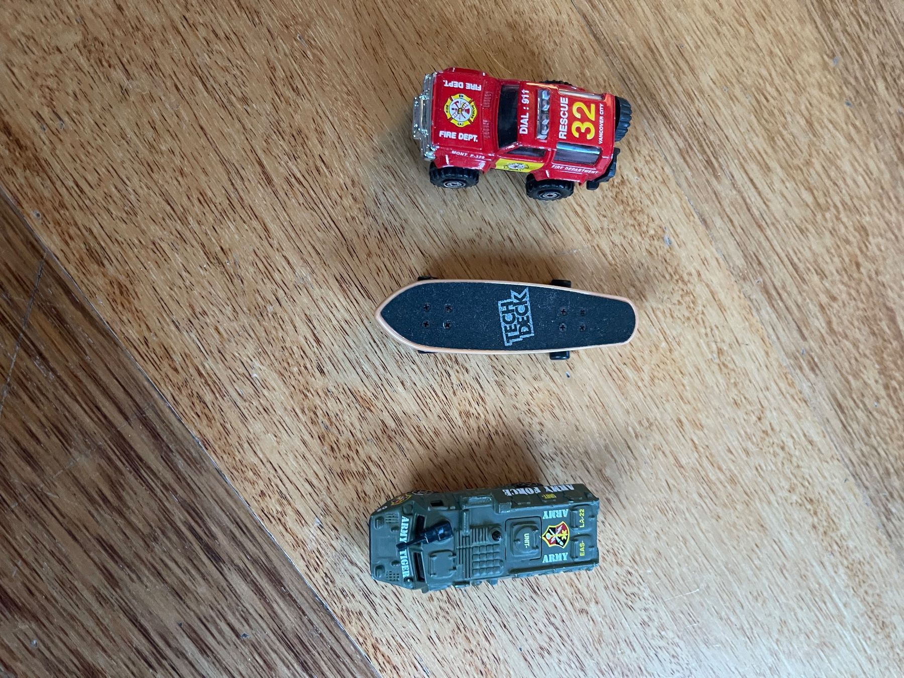 Giocattoli: Skateboard mit zwei Autos – Usato da Thalwil venduto da Rebeccaboenders
