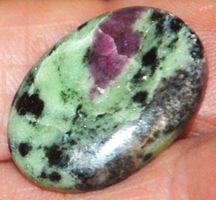 Cabochon L-9061 – Rubin Zoisit oval ca. 23x16mm