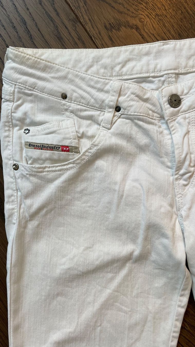 Diesel Jeans: Diesel Jeans Dame weiss Grösse 29 – Gebraucht aus Zollikon von rundbsurf 1