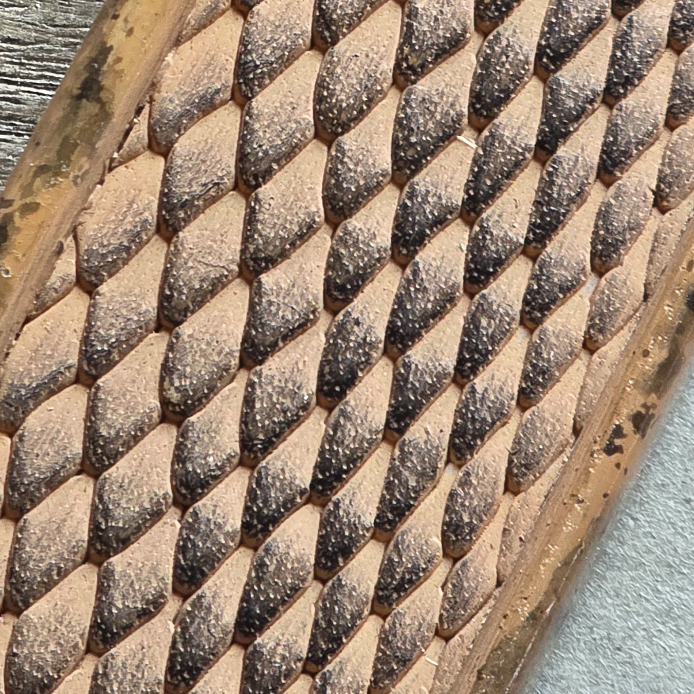 Bilderrahmen: 🐸 BILDERRAHMEN ALT HOLZ MIT RELIEF WUNDERSCHÖNES MUSTER – Gebraucht aus Môtier (Vully) von Frogs 4
