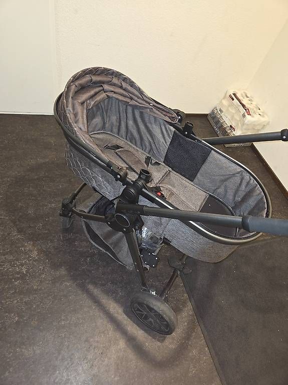 Kinderwagen: Kinderwagen und co. – Gebraucht aus Giswil von ana_5d66