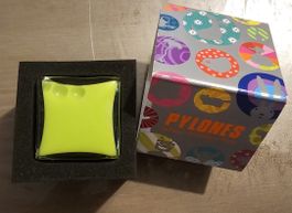 Bague Pylones verte flashy NEUVE dans sa boîte cadeau ! .