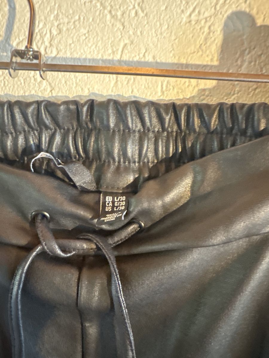 Vero Moda Pantaloni: Lederimitathosen mit elastischem Bund – Nuovo (secondo la descrizione) da Rohrbachgraben venduto da kae_5lhf 2