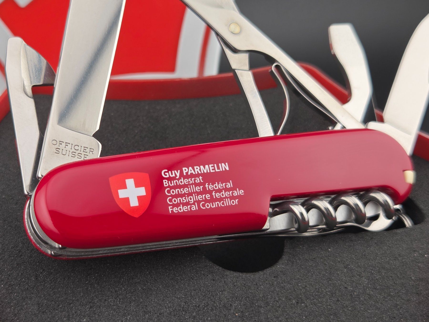 Victorinox Taschenmesser: Victorinox Climber "Bundesrat Guy Parmelin" mit Geschenkbox – Neu (gemäss Beschreibung) aus Agno von Gabbianonero
