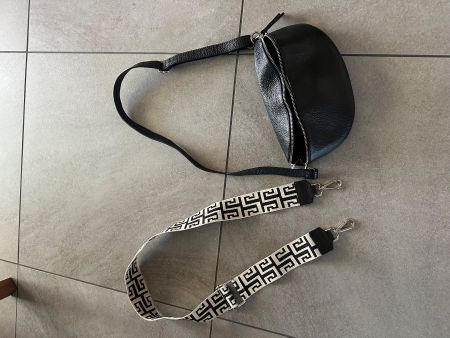 Leder Umhänge/-Bauchtäschli schwarz mit 2 Bändel