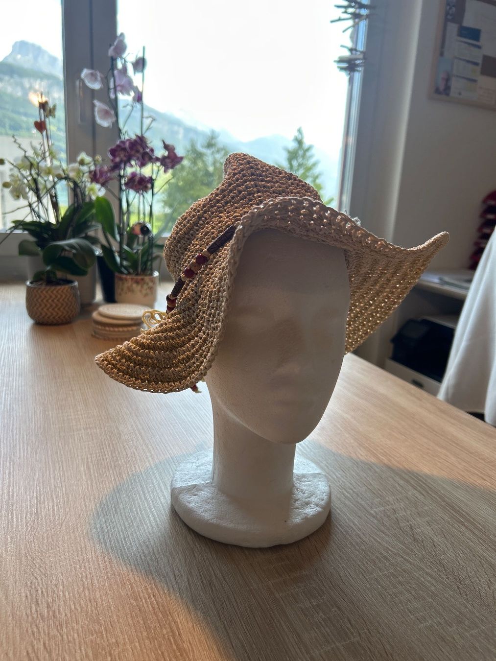 Copricapi, berretti & cappellini: Sommerhut hellbraun mit Perlen 100% Papier Gr. 57 – Usato da Brunnen venduto da Nala2929 1