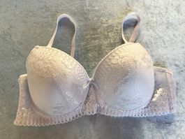Neuer, eleganter weisser BH mit Spitze, Grösse 120 E
