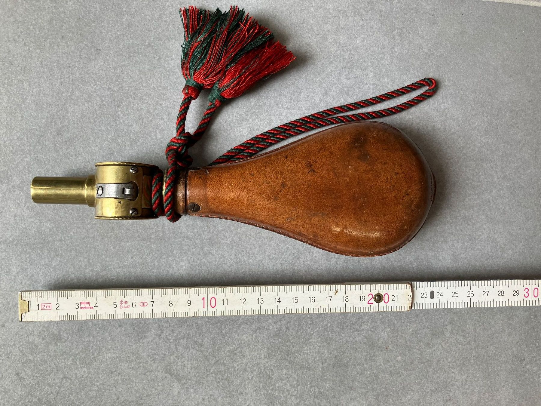 Tous les outils: Poire à poudre militaire ancienne – D'occasion à Cortaillod par car_f6v6 2