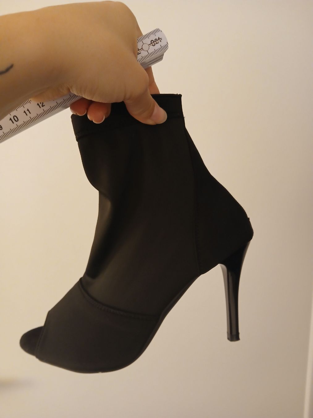 Scarpe da donna: Schwarze Peep-Toe Stiefeletten, Gr. 39 – Nuovo (secondo la descrizione) da Niederrohrdorf venduto da Sabrina1041 1