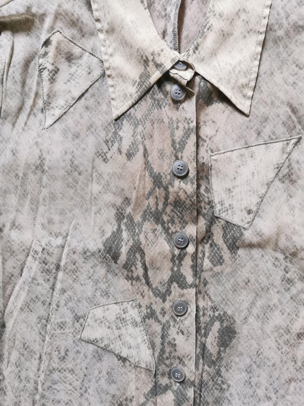 Blusen: SHE; Bluse mit Schlangenmuster Gr. 36 – Gebraucht aus Boniswil von Totomat-Lady 1