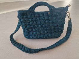 Handgemachte Häkeltasche, neu, dunkelgrün, mit Trageriemen!