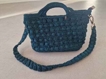 Handgemachte Häkeltasche, neu, dunkelgrün, mit Trageriemen!