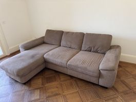 Braunes bequemes Stoffsofa