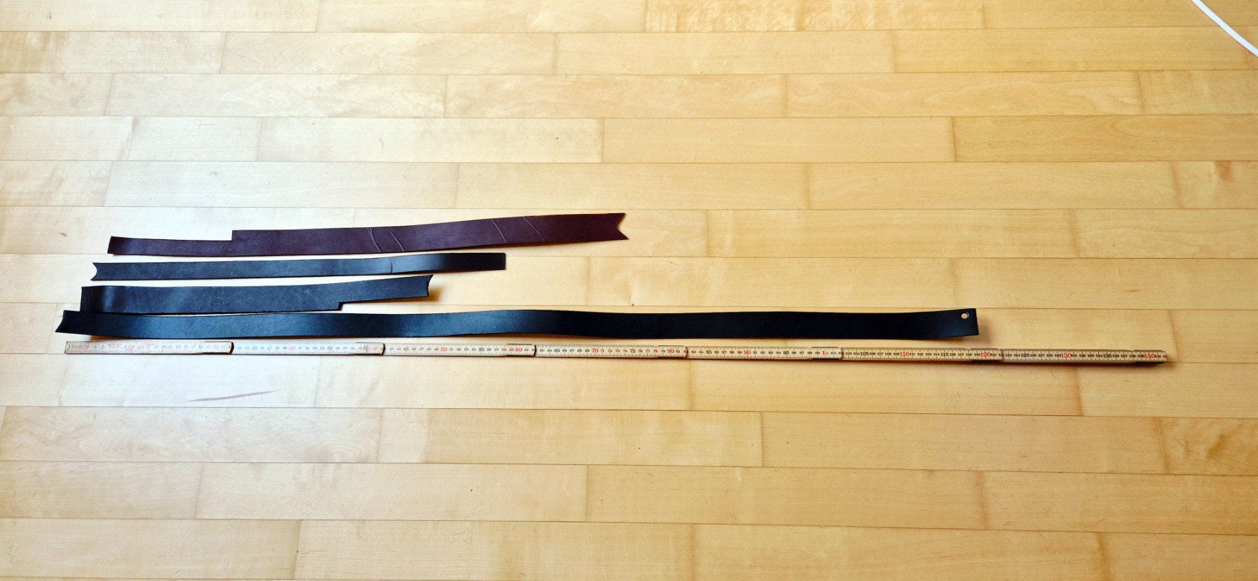 Stoffe: 4 Lederriemen Geschirrleder Restpaket – Neu und originalverpackt aus Menziken von Zyropa 5