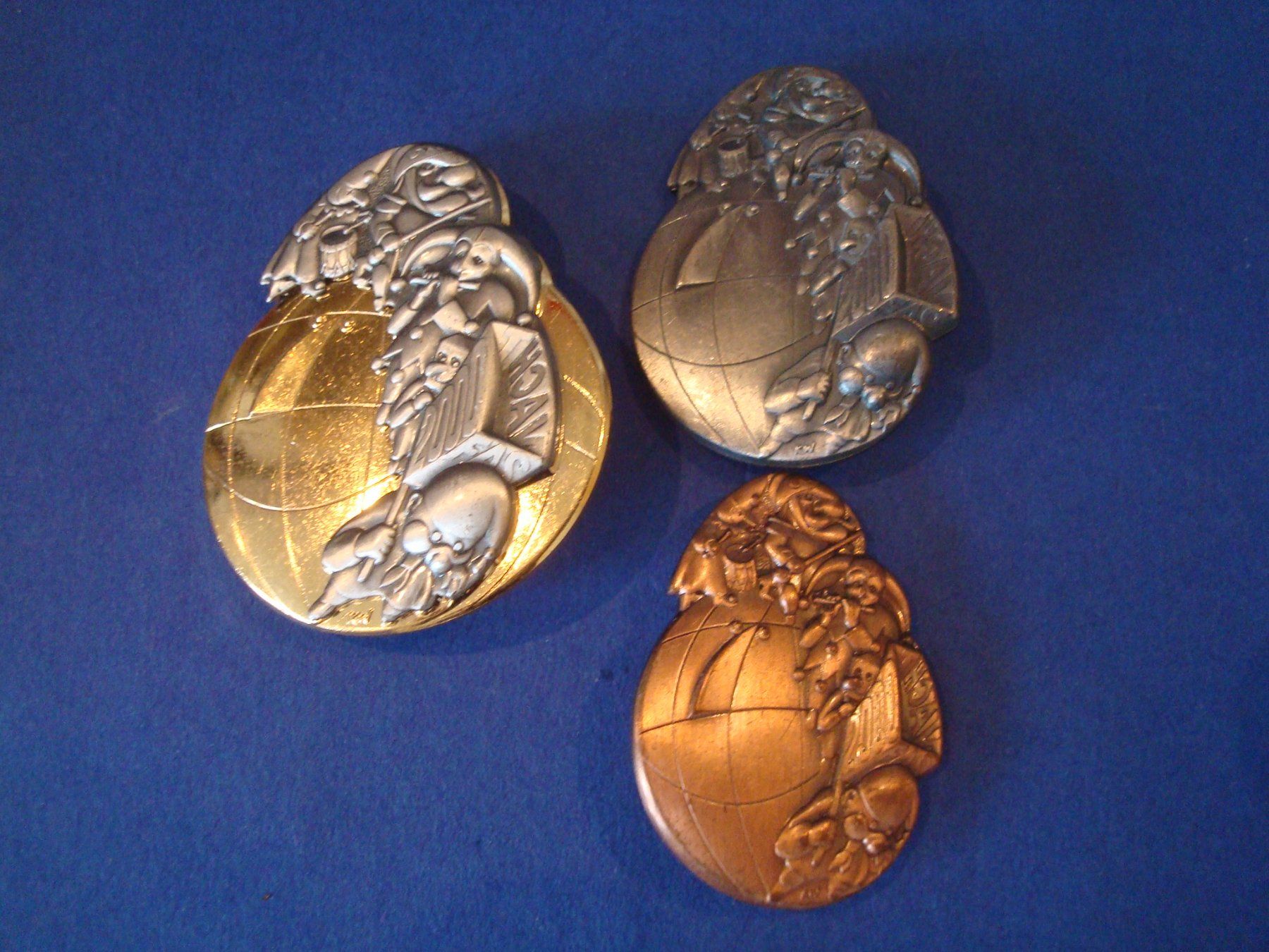 Placchette & Badge: Plaketten Satz 2000 Gold-Silber-Kupfer – Usato da Riehen venduto da Baerewaegli