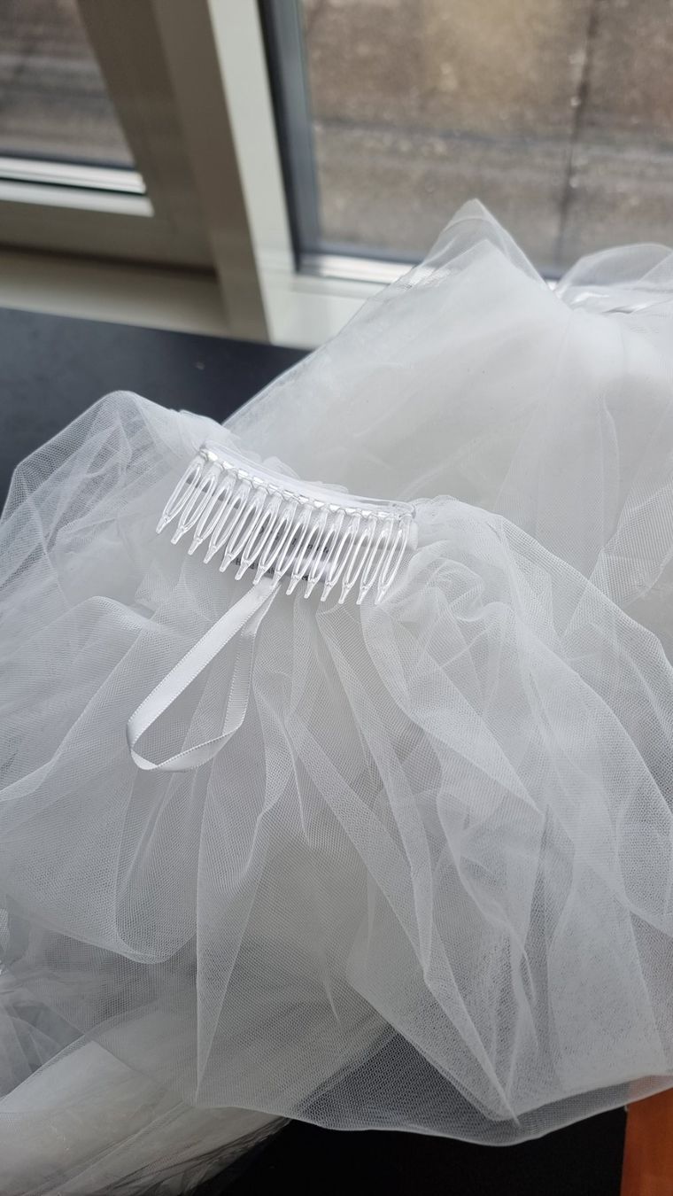 Accessori per capelli: Kathedralschleier mit Kamm Originalpreis CHF 245 – Nuovo e nell'imballaggio originale da St. Gallen venduto da jacky.k